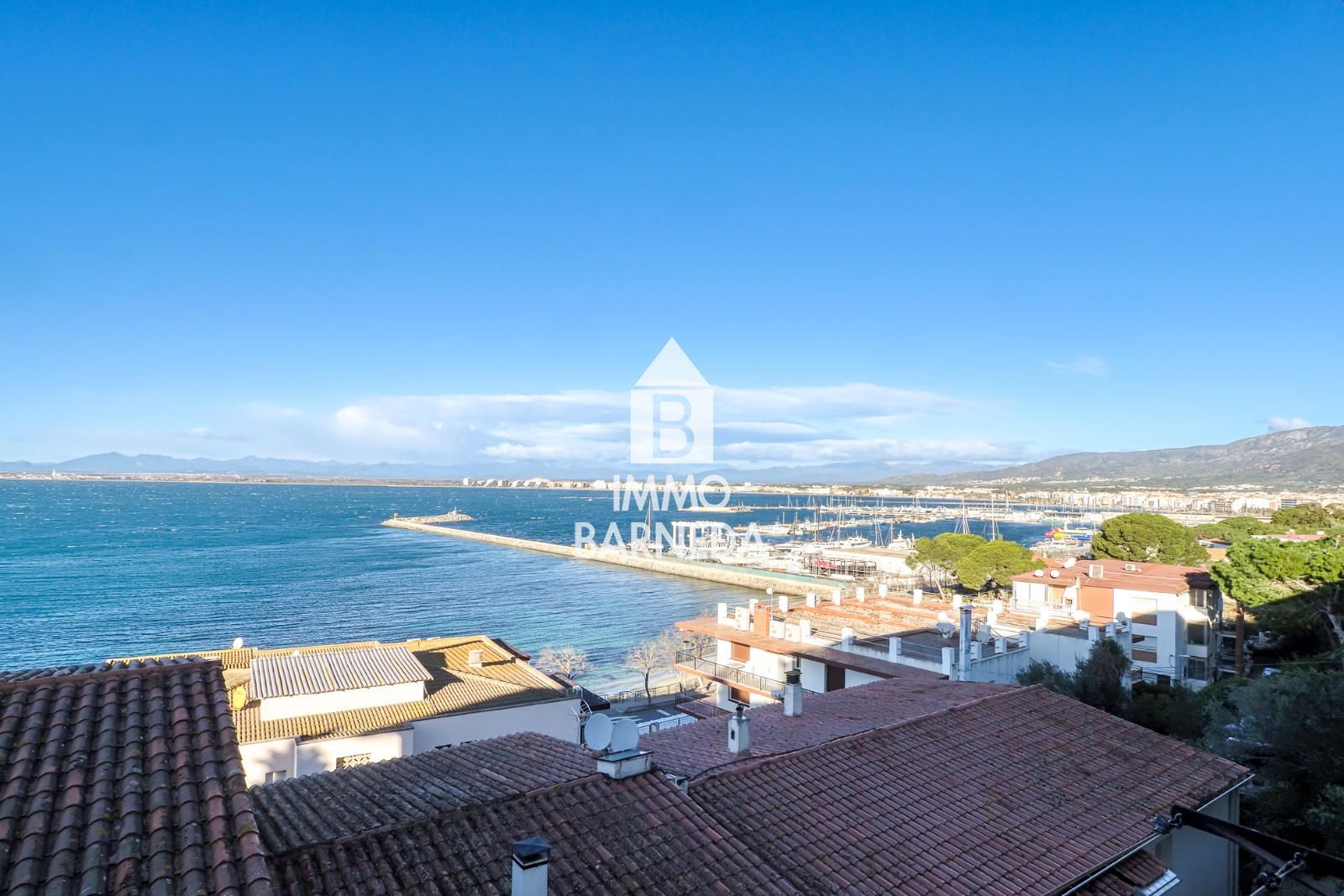 Estudio reformado con vistas al mar y plaza de aparcamiento en Roses