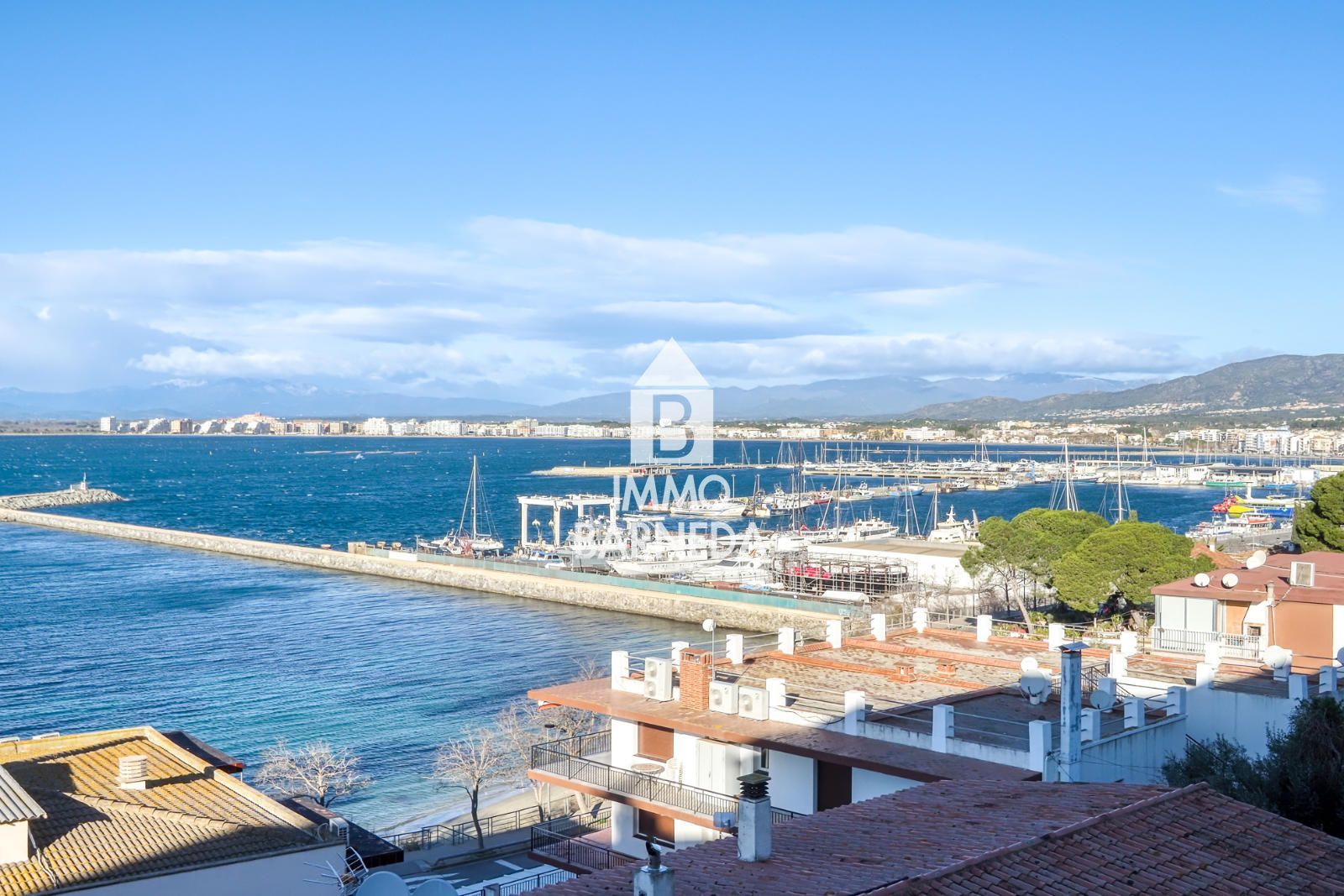 Estudio reformado con vistas al mar y plaza de aparcamiento en Roses