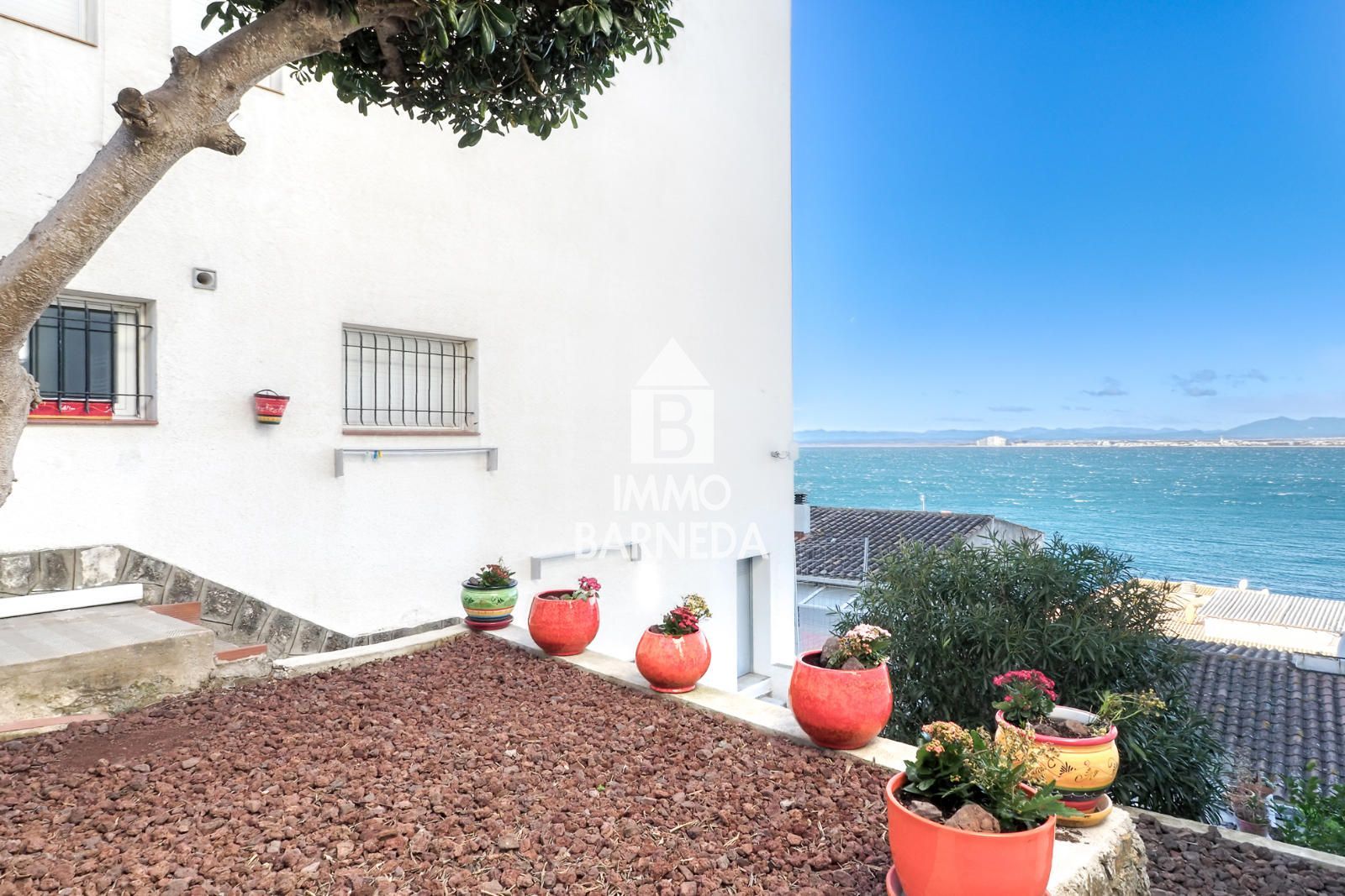 Estudio reformado con vistas al mar y plaza de aparcamiento en Roses