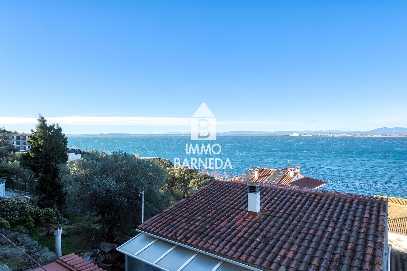 Estudio reformado con vistas al mar y plaza de aparcamiento en Roses