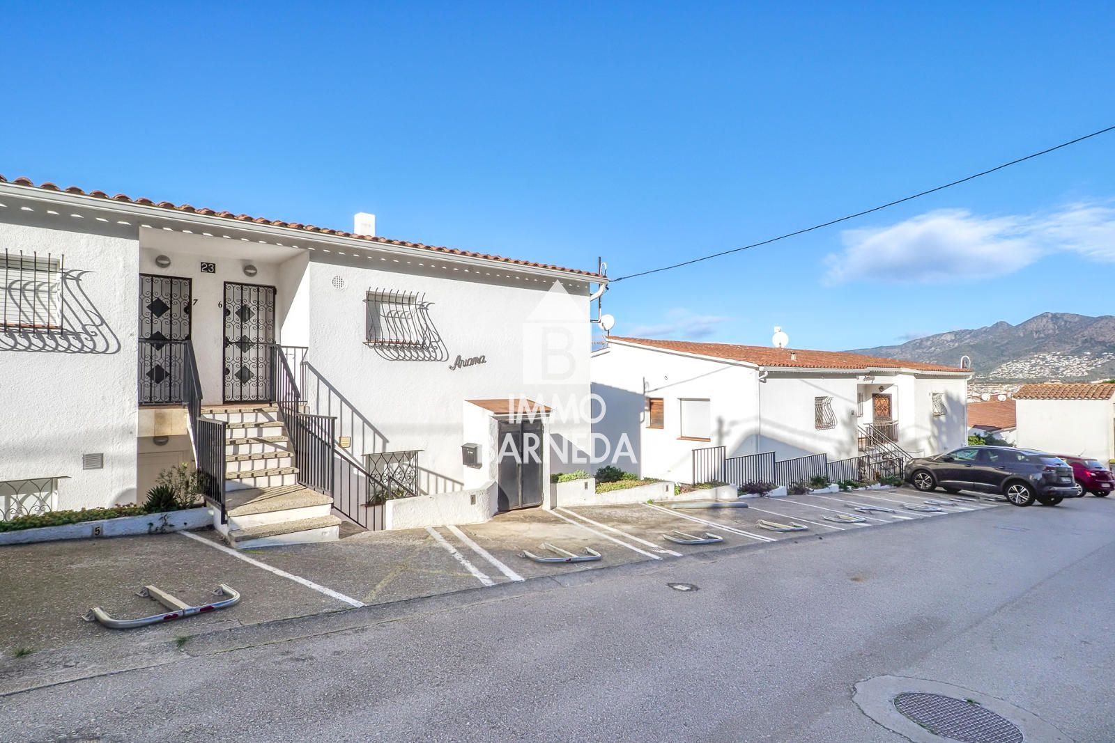 Estudio reformado con vistas al mar y plaza de aparcamiento en Roses