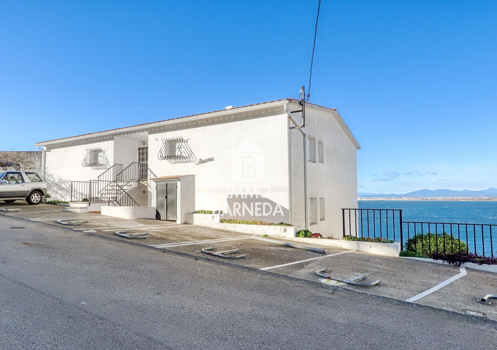 Estudio reformado con vistas al mar y plaza de aparcamiento en Roses