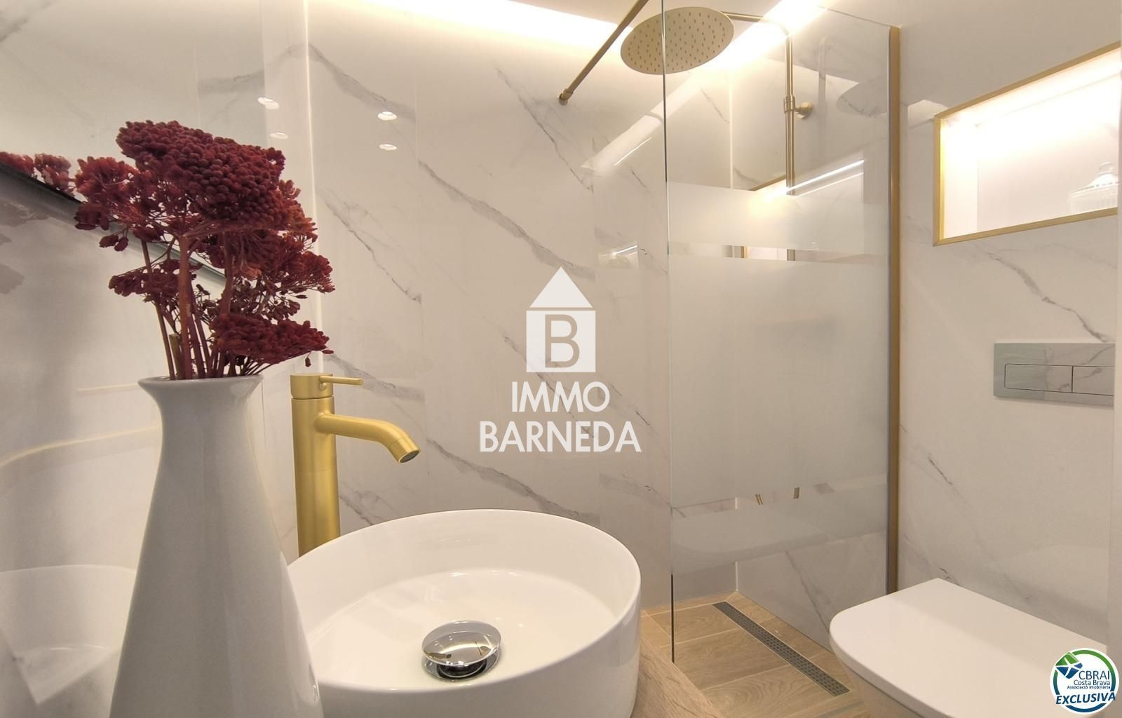 Appartement en première ligne de mer, rénové, avec terrasse et vue sur la mer