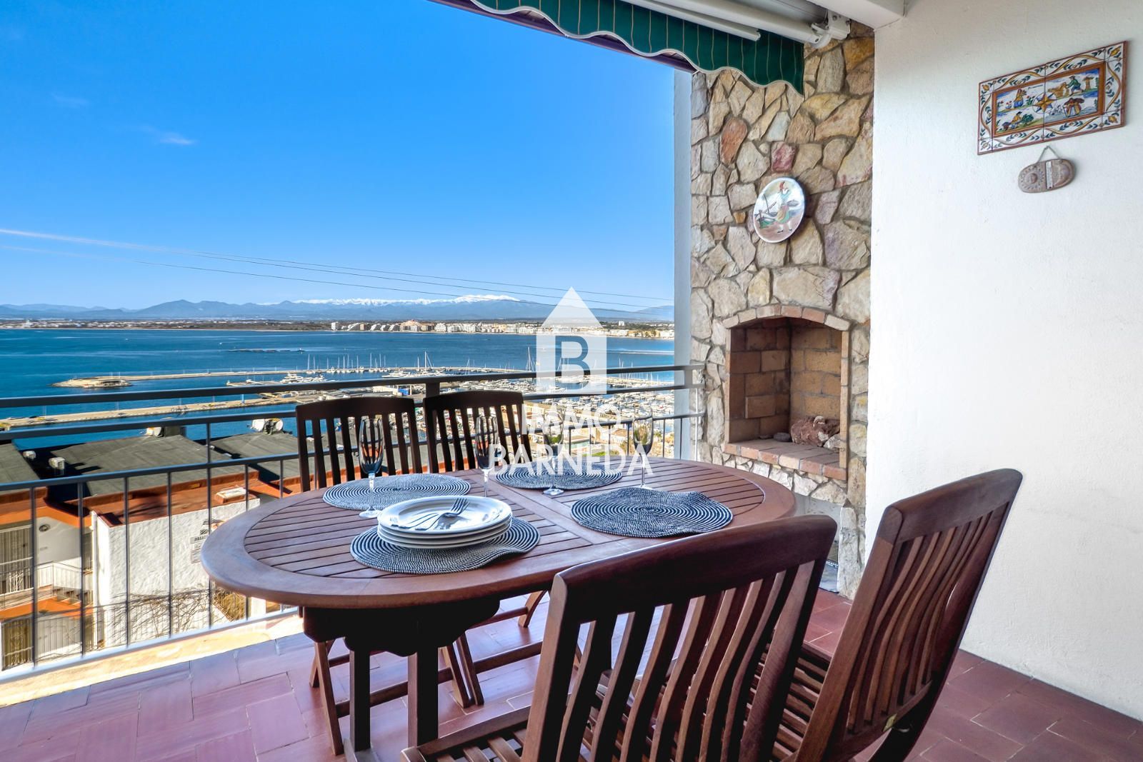 Exclusive property with panoramic views of the sea and the port of Roses