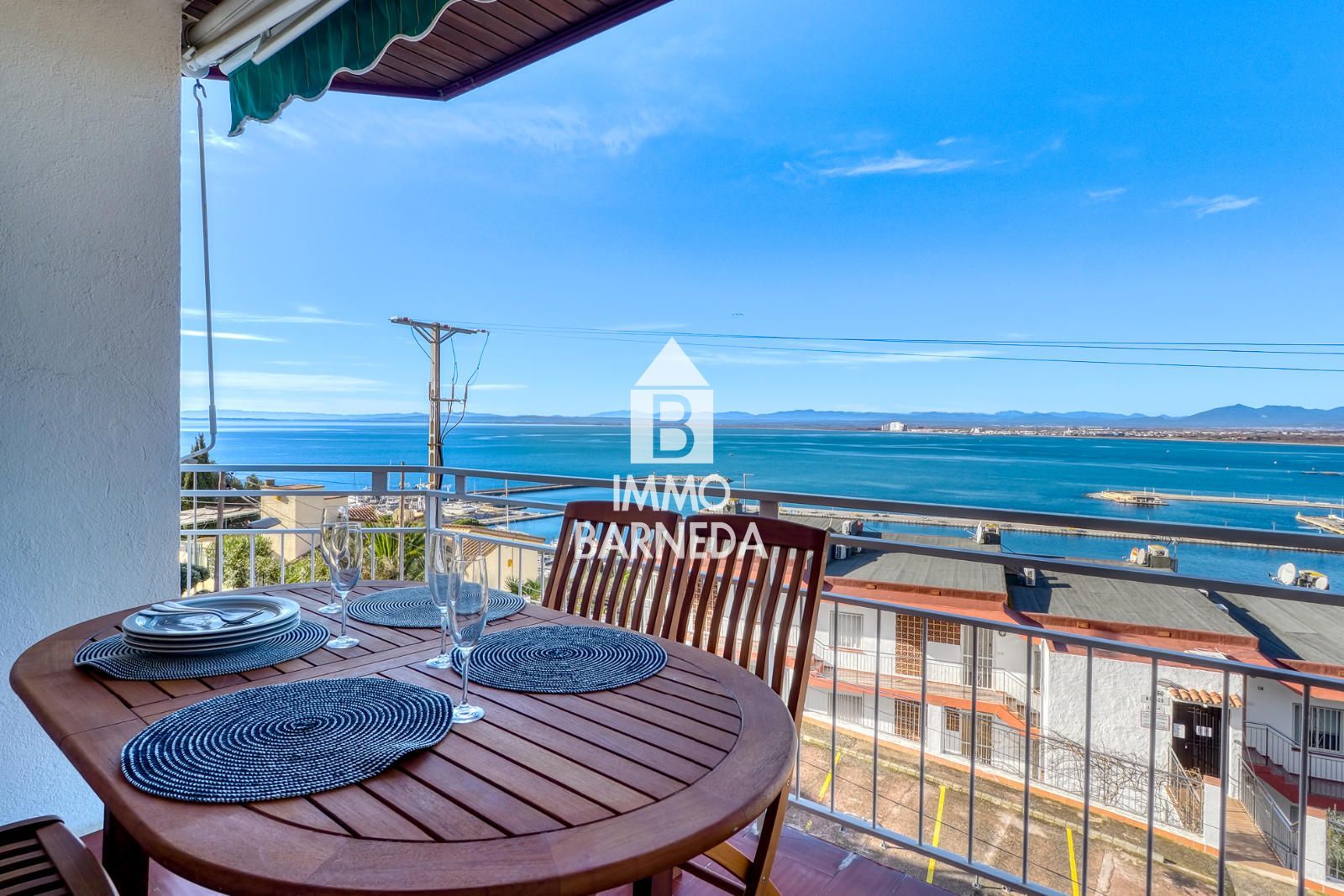 Exclusive property with panoramic views of the sea and the port of Roses