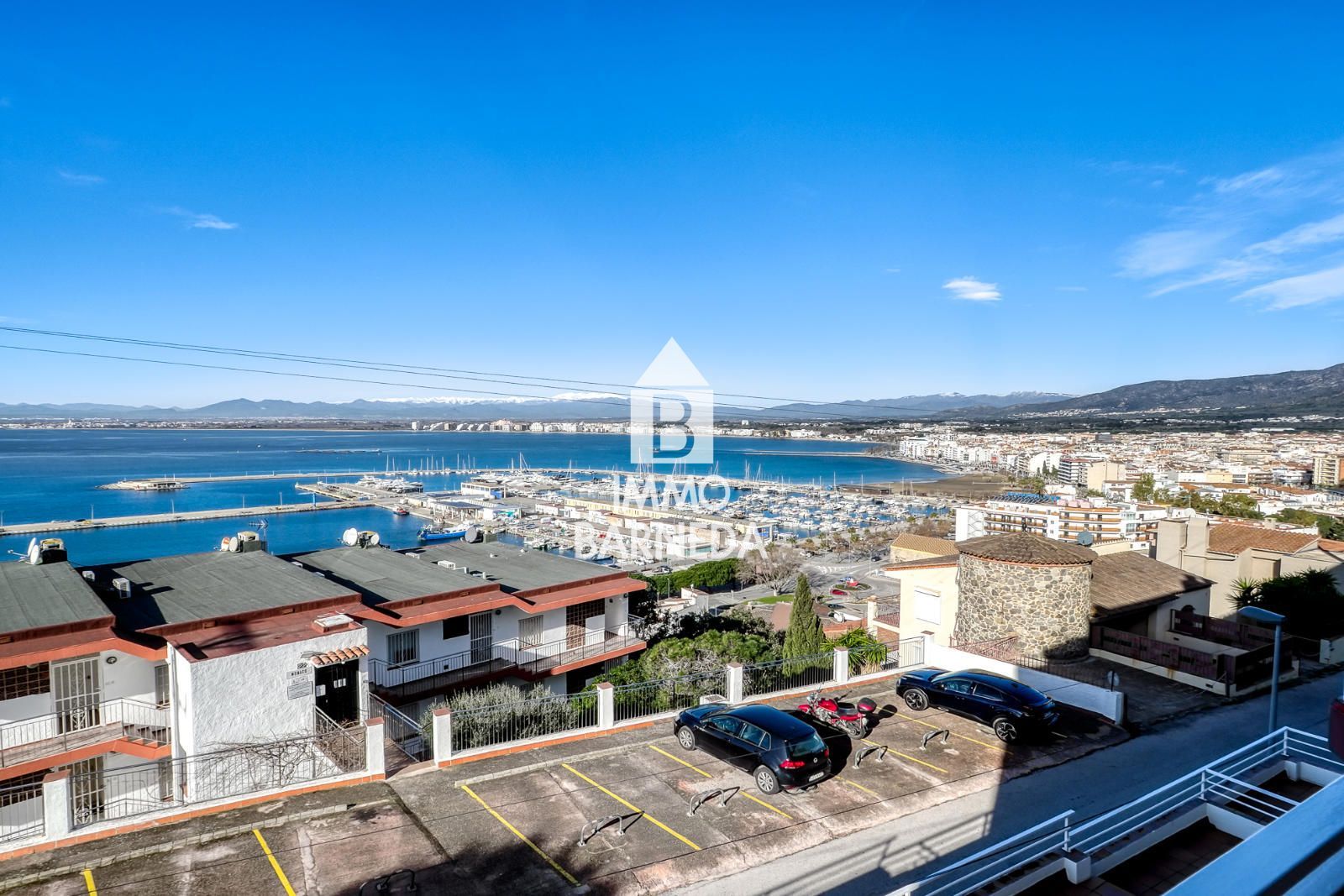 Exclusive property with panoramic views of the sea and the port of Roses
