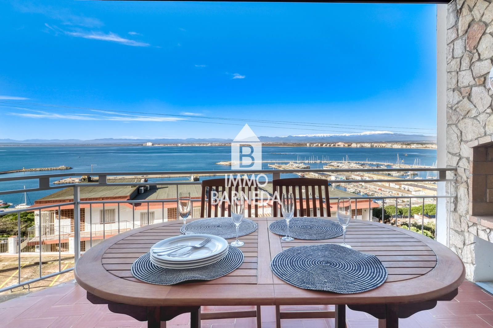 Exclusive property with panoramic views of the sea and the port of Roses