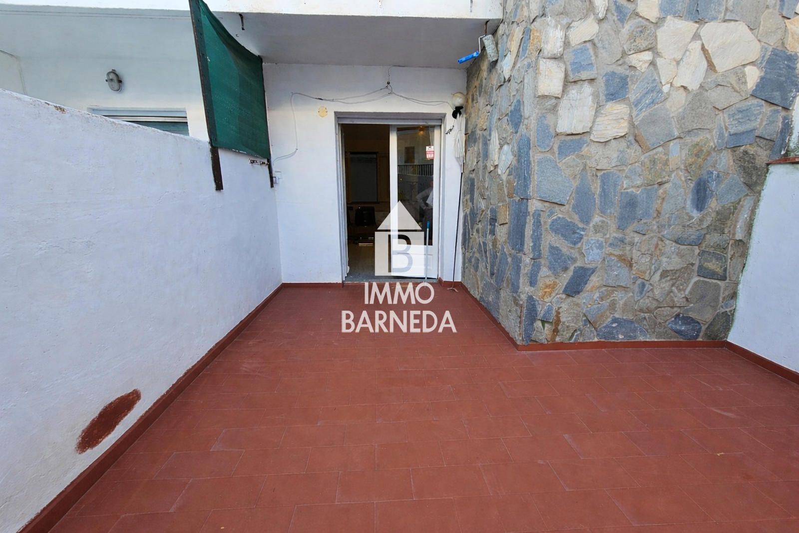 Ground floor apartment with patios in a quiet area of Roses town centre, 100 m from the beach