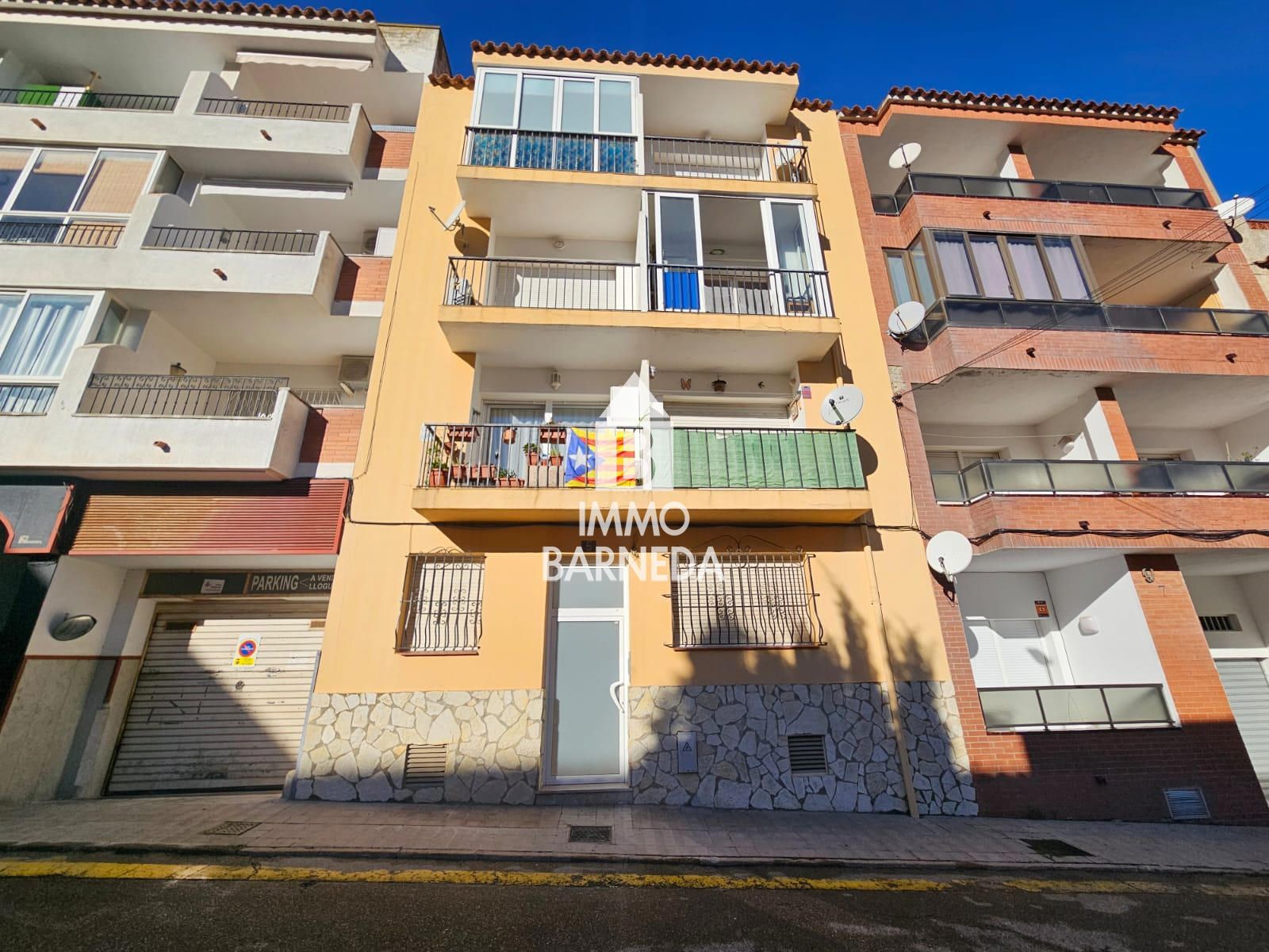 Ground floor apartment with patios in a quiet area of Roses town centre, 100 m from the beach
