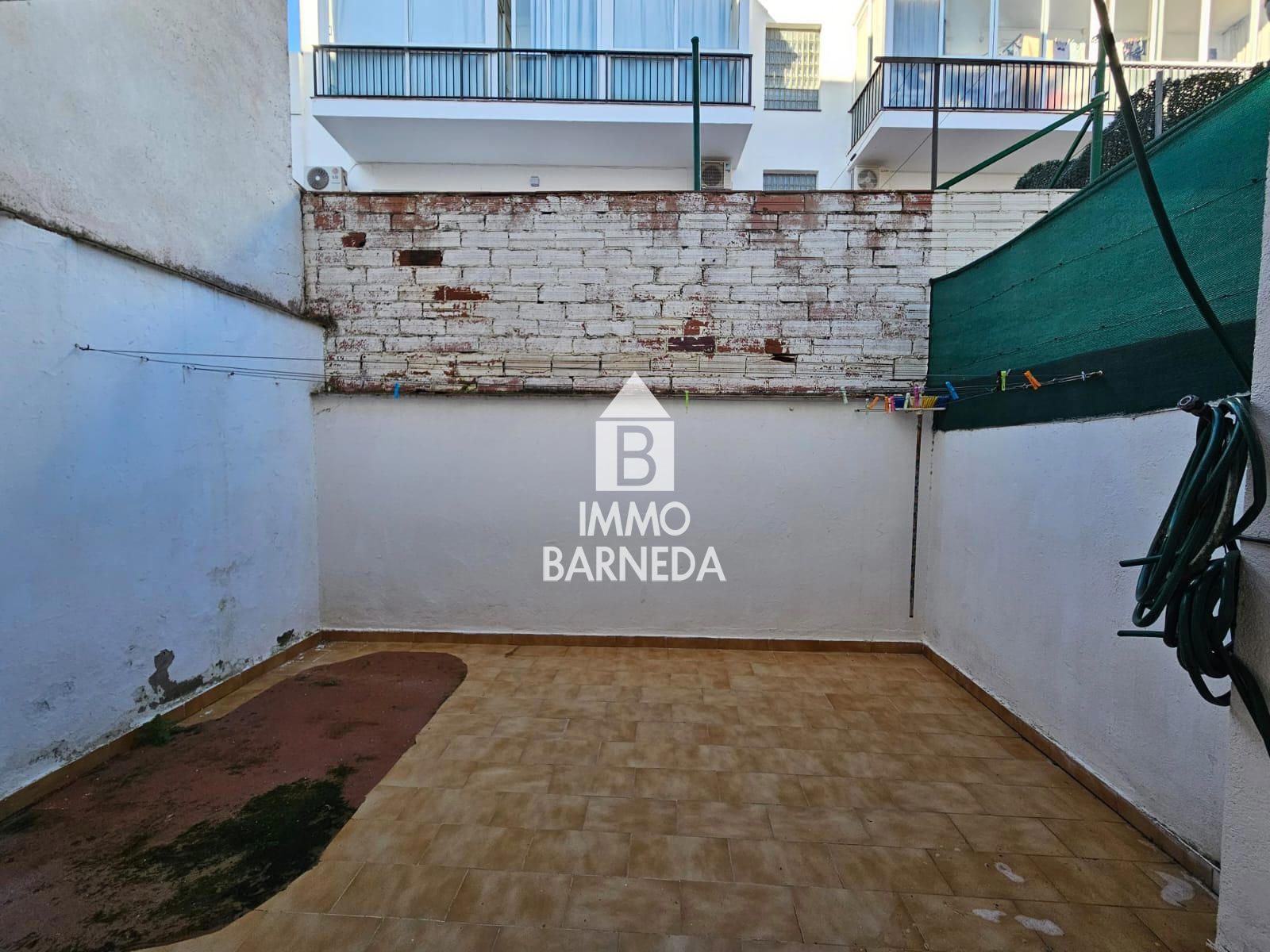 Ground floor apartment with patios in a quiet area of Roses town centre, 100 m from the beach