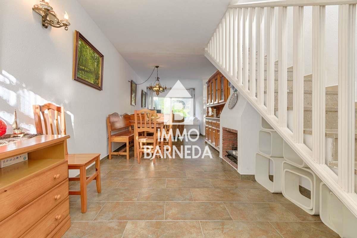 Encantadora casa adossada a residència segura amb jardí i piscina comunitària