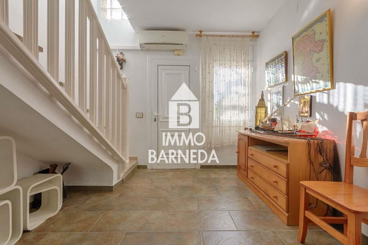 Encantadora casa adossada a residència segura amb jardí i piscina comunitària