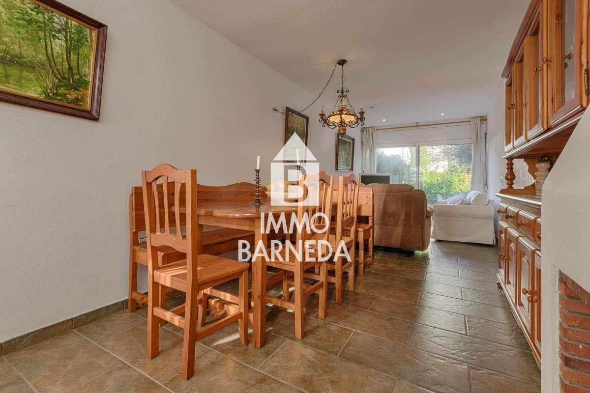 Encantadora casa adossada a residència segura amb jardí i piscina comunitària