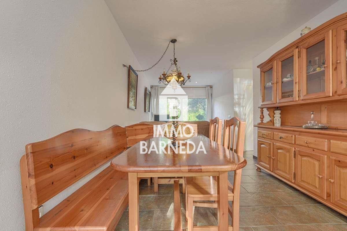 Encantadora casa adossada a residència segura amb jardí i piscina comunitària