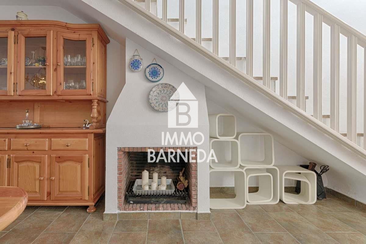 Encantadora casa adossada a residència segura amb jardí i piscina comunitària