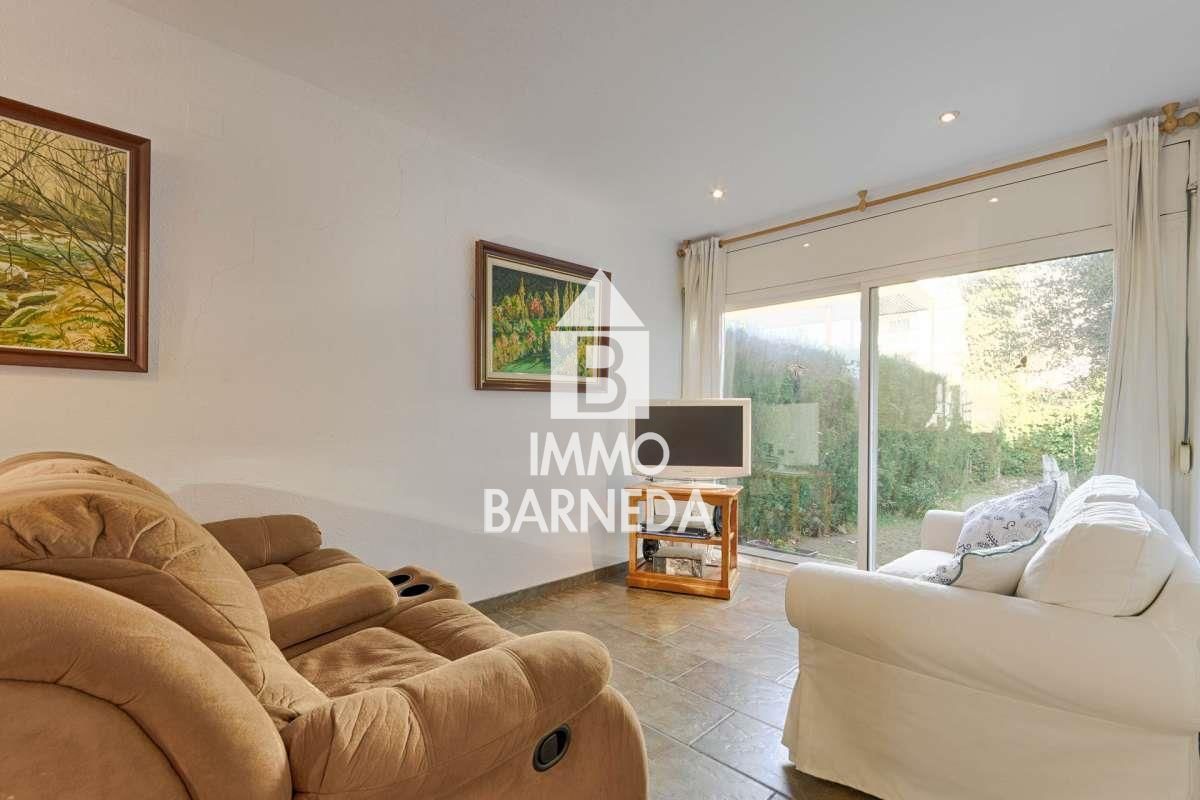 Encantadora casa adossada a residència segura amb jardí i piscina comunitària