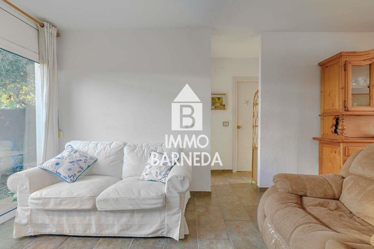 Encantadora casa adossada a residència segura amb jardí i piscina comunitària