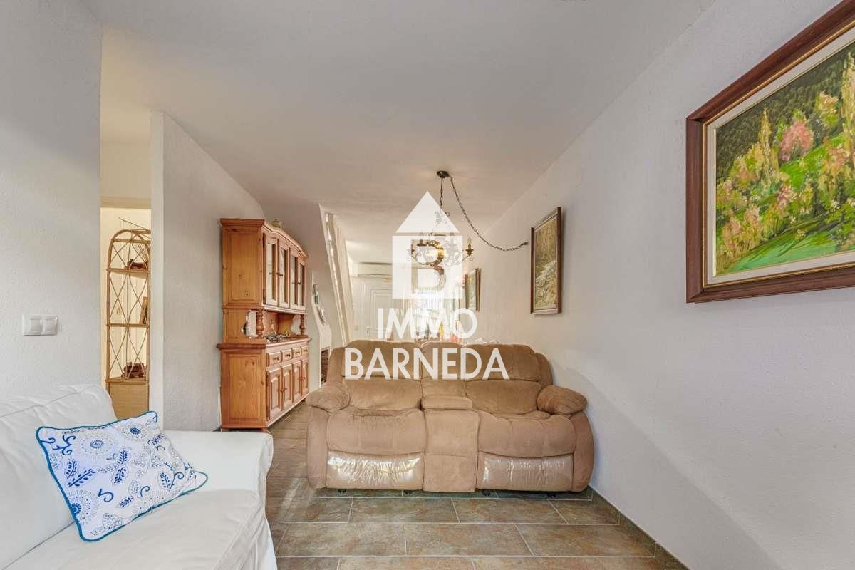 Encantadora casa adossada a residència segura amb jardí i piscina comunitària