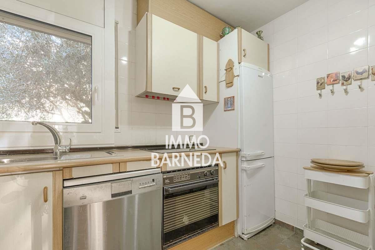 Encantadora casa adossada a residència segura amb jardí i piscina comunitària