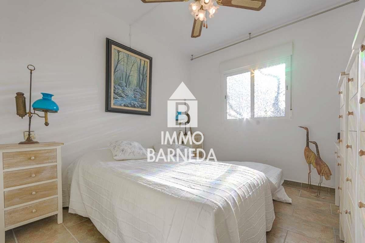 Encantadora casa adossada a residència segura amb jardí i piscina comunitària