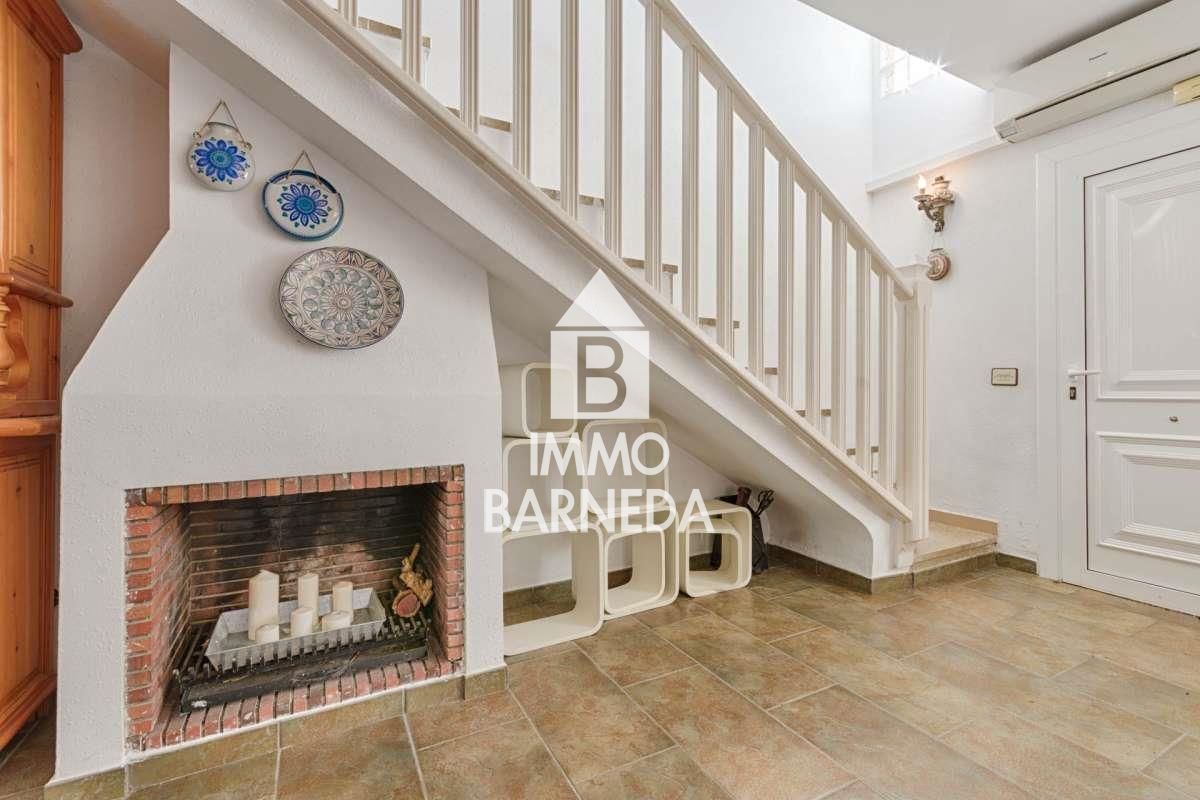 Encantadora casa adossada a residència segura amb jardí i piscina comunitària