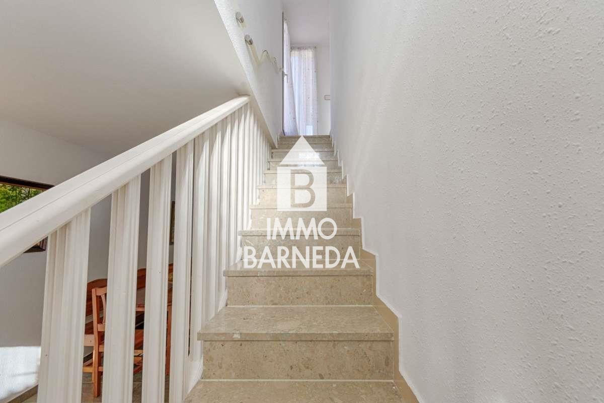 Encantadora casa adossada a residència segura amb jardí i piscina comunitària