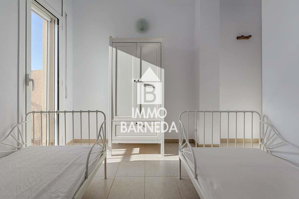 Encantadora casa adossada a residència segura amb jardí i piscina comunitària