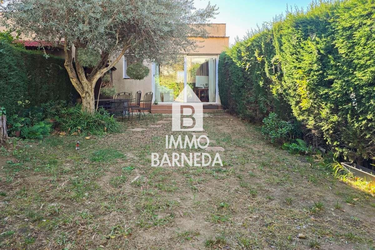 Encantadora casa adossada a residència segura amb jardí i piscina comunitària