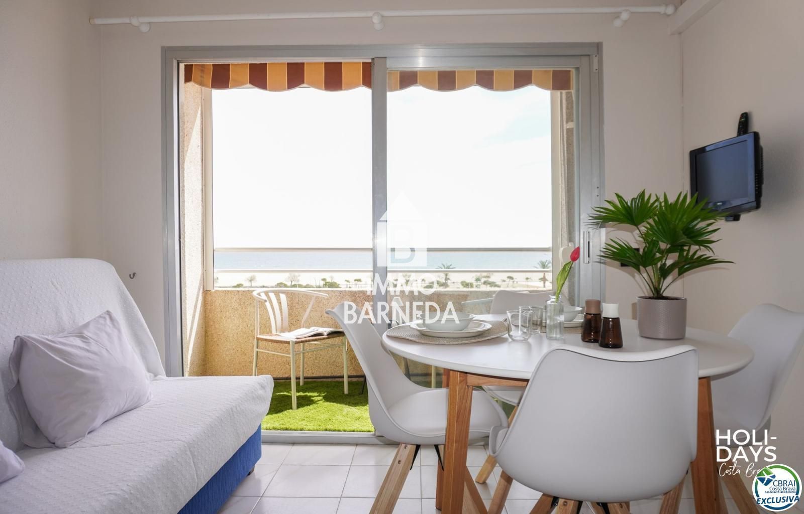 Encantador Estudio con Vistas al Mar y Terraza Privada