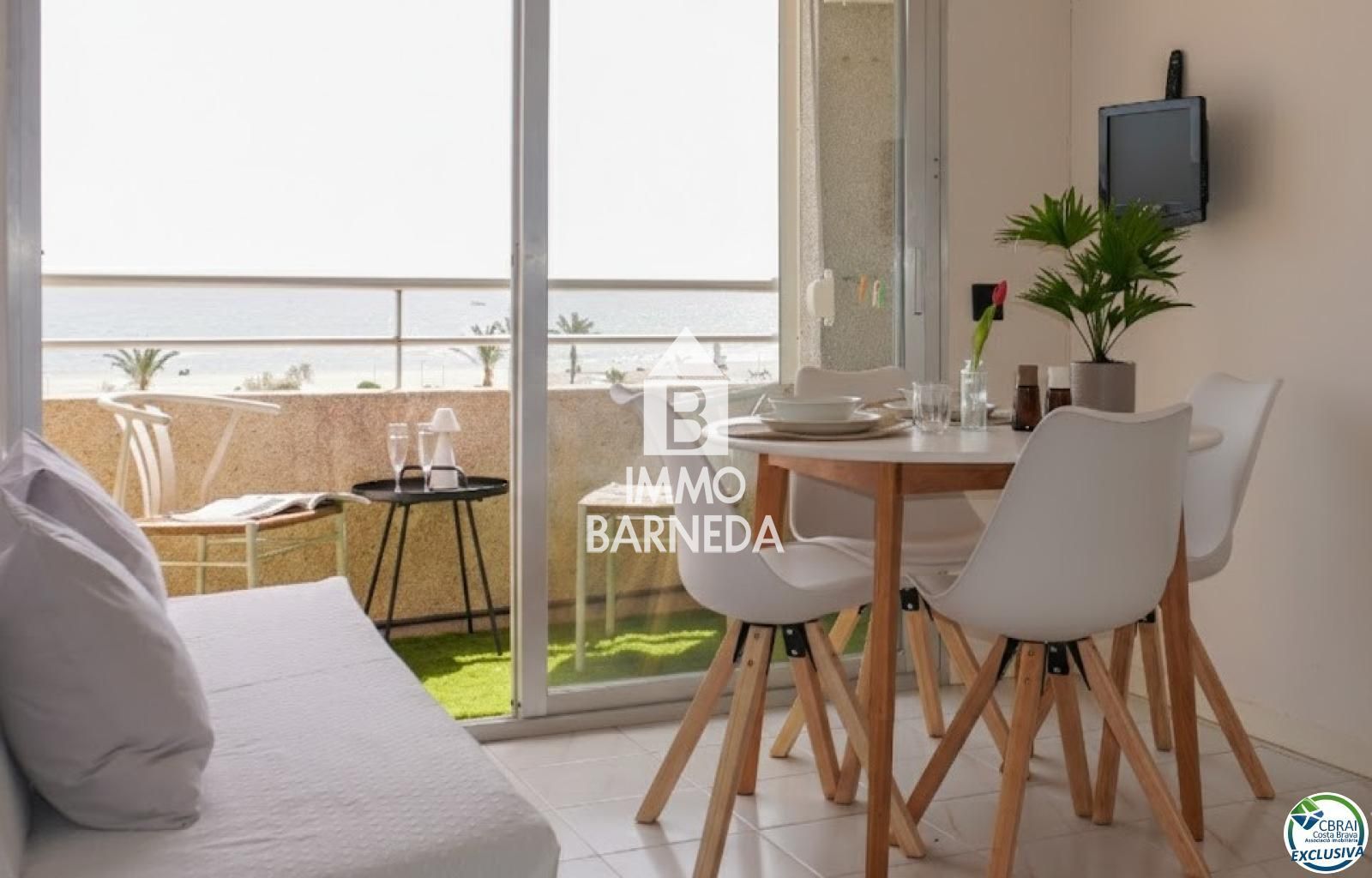 Encantador Estudio con Vistas al Mar y Terraza Privada