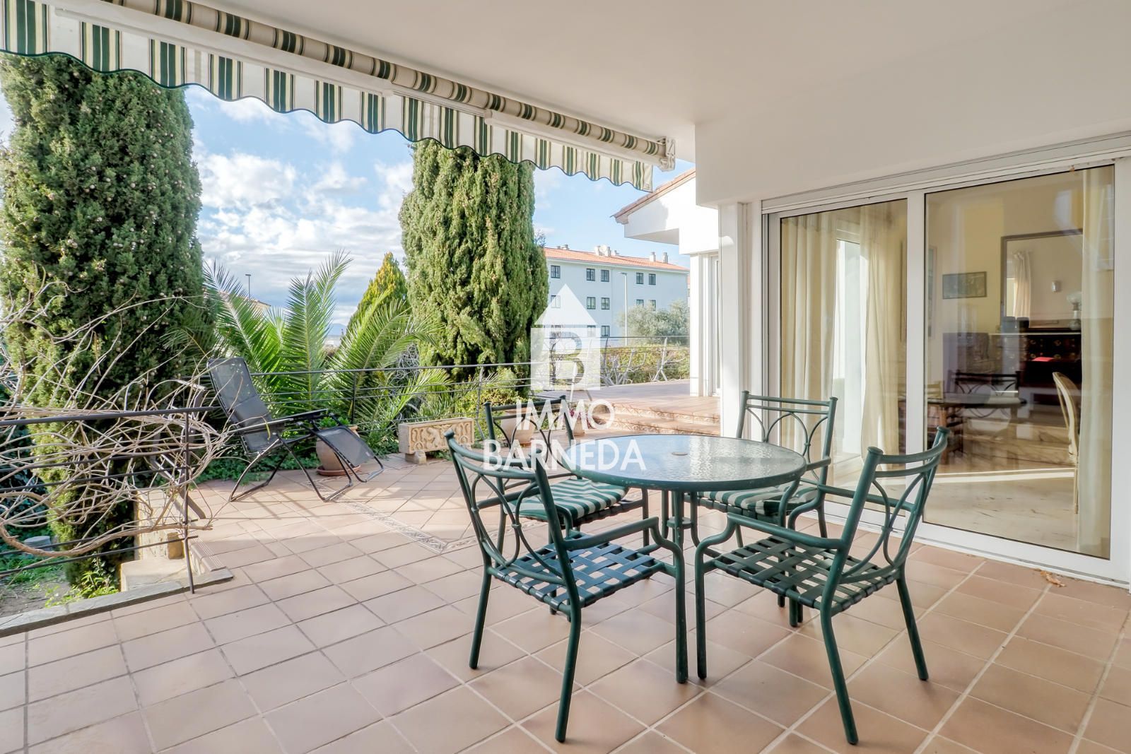 Maison spacieuse avec magnifique jardin dans un quartier résidentiel calme