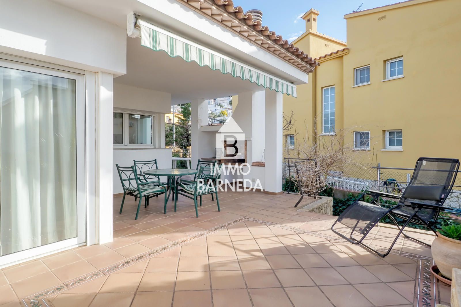 Maison spacieuse avec magnifique jardin dans un quartier résidentiel calme