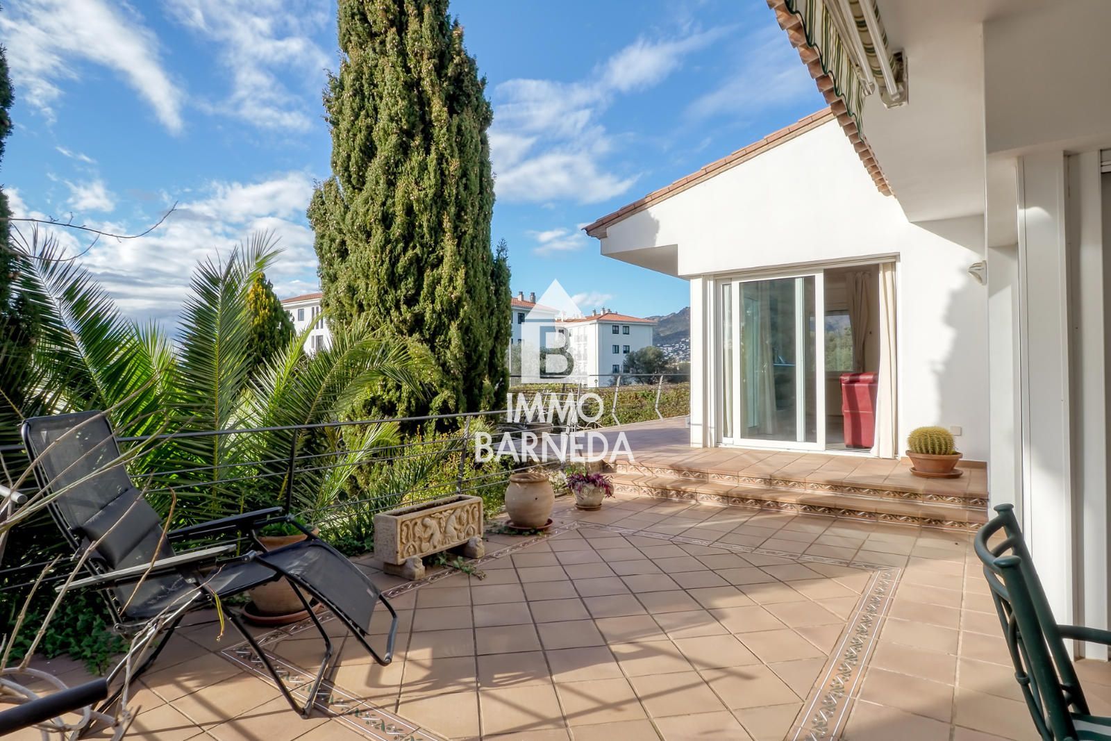 Maison spacieuse avec magnifique jardin dans un quartier résidentiel calme