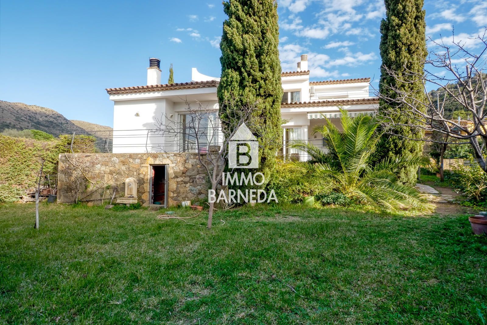 Maison spacieuse avec magnifique jardin dans un quartier résidentiel calme