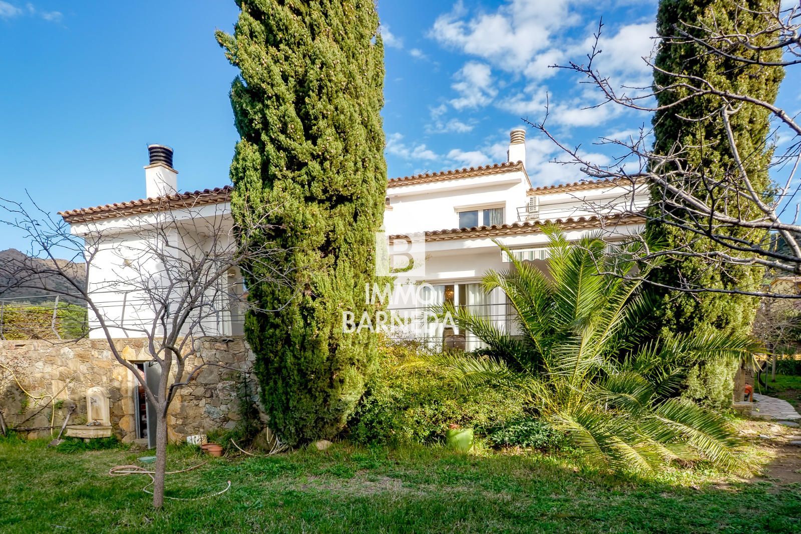 Maison spacieuse avec magnifique jardin dans un quartier résidentiel calme
