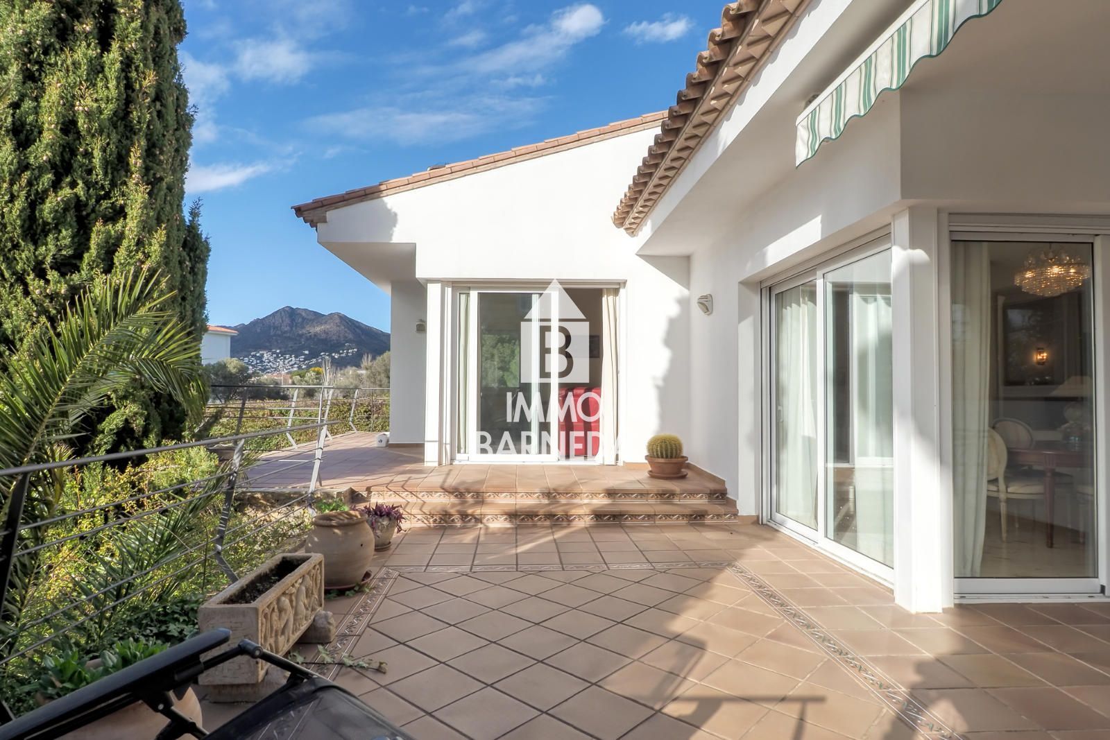 Maison spacieuse avec magnifique jardin dans un quartier résidentiel calme