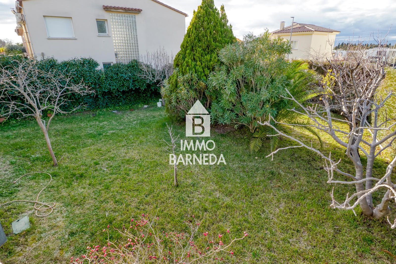 Maison spacieuse avec magnifique jardin dans un quartier résidentiel calme