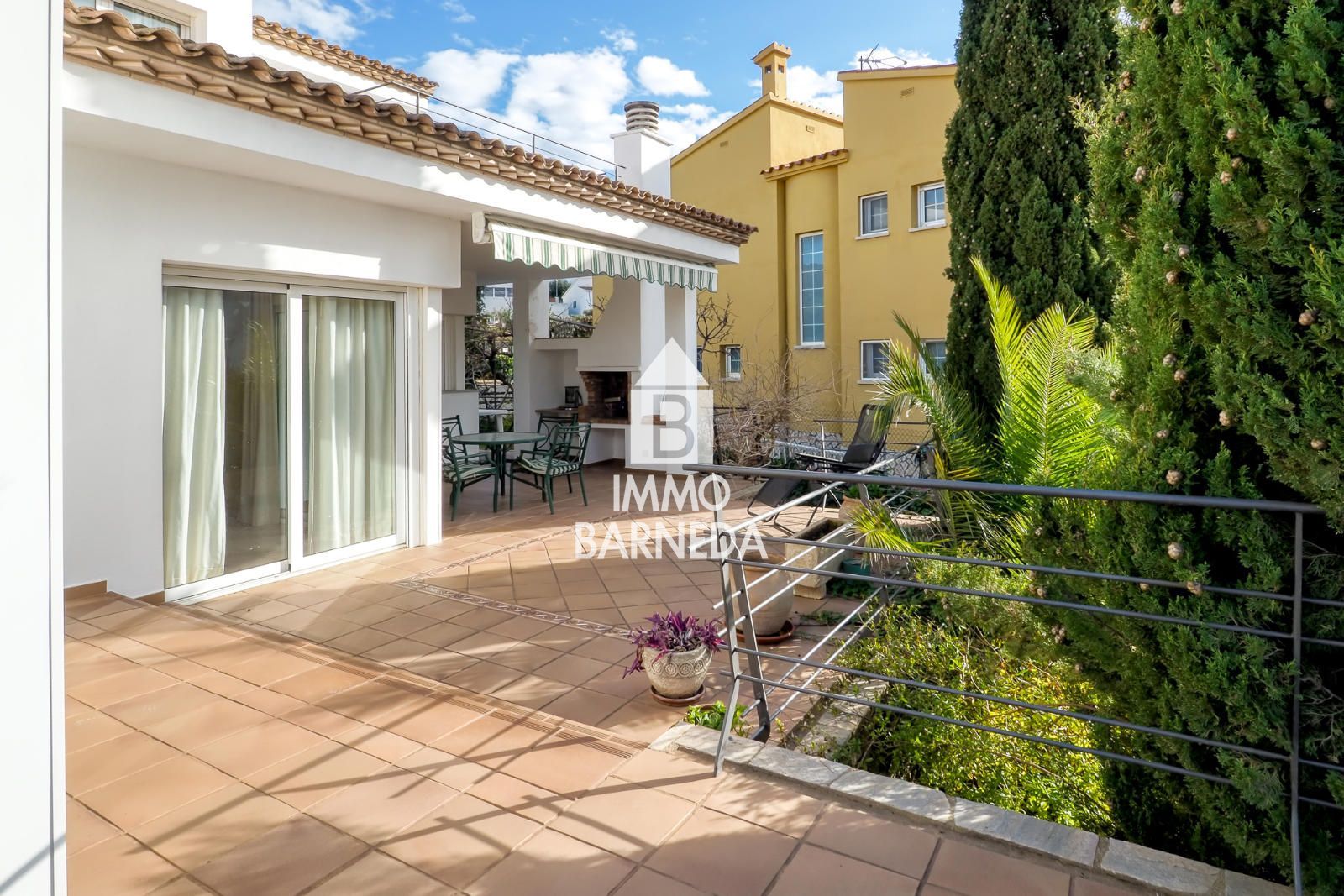 Maison spacieuse avec magnifique jardin dans un quartier résidentiel calme