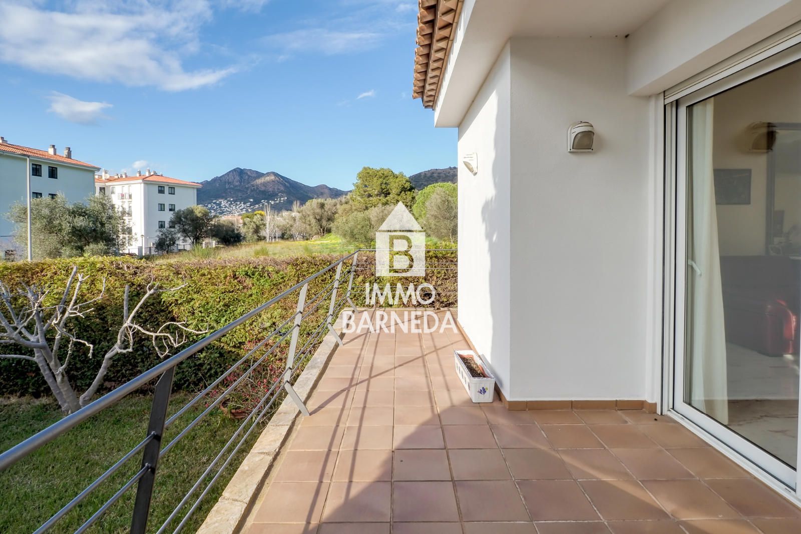 Maison spacieuse avec magnifique jardin dans un quartier résidentiel calme