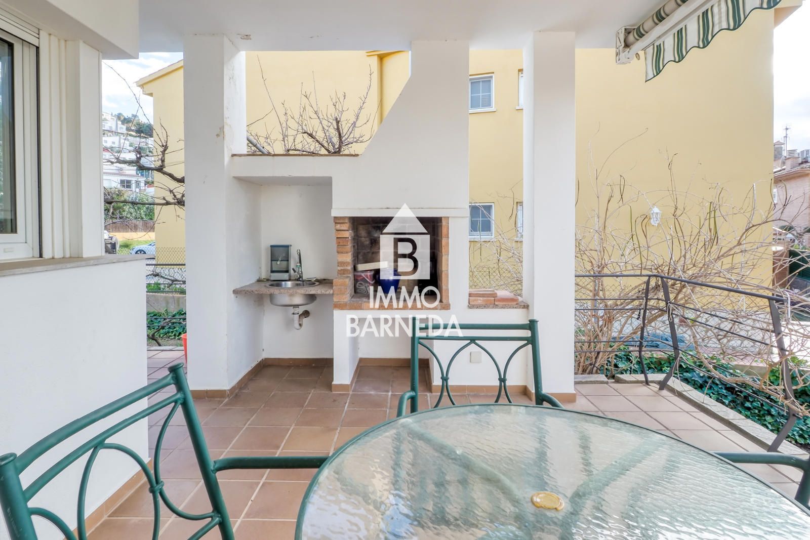 Maison spacieuse avec magnifique jardin dans un quartier résidentiel calme