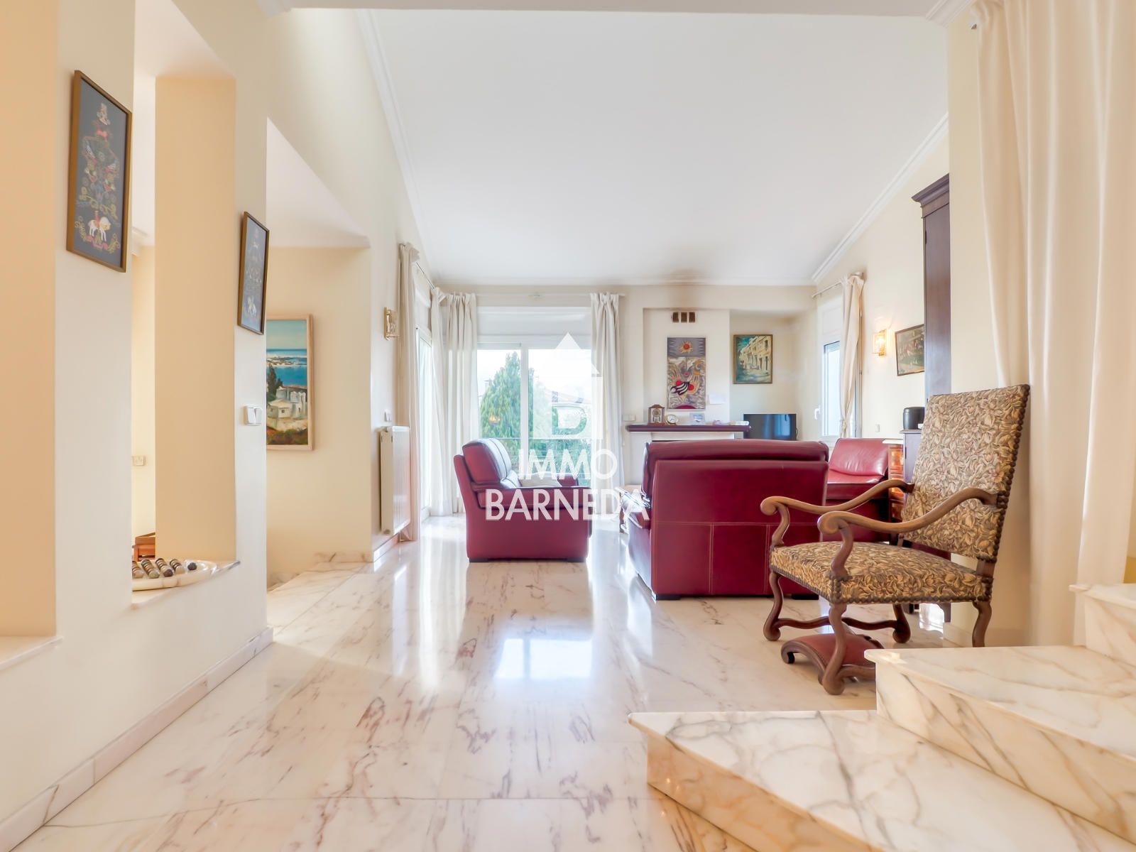 Maison spacieuse avec magnifique jardin dans un quartier résidentiel calme