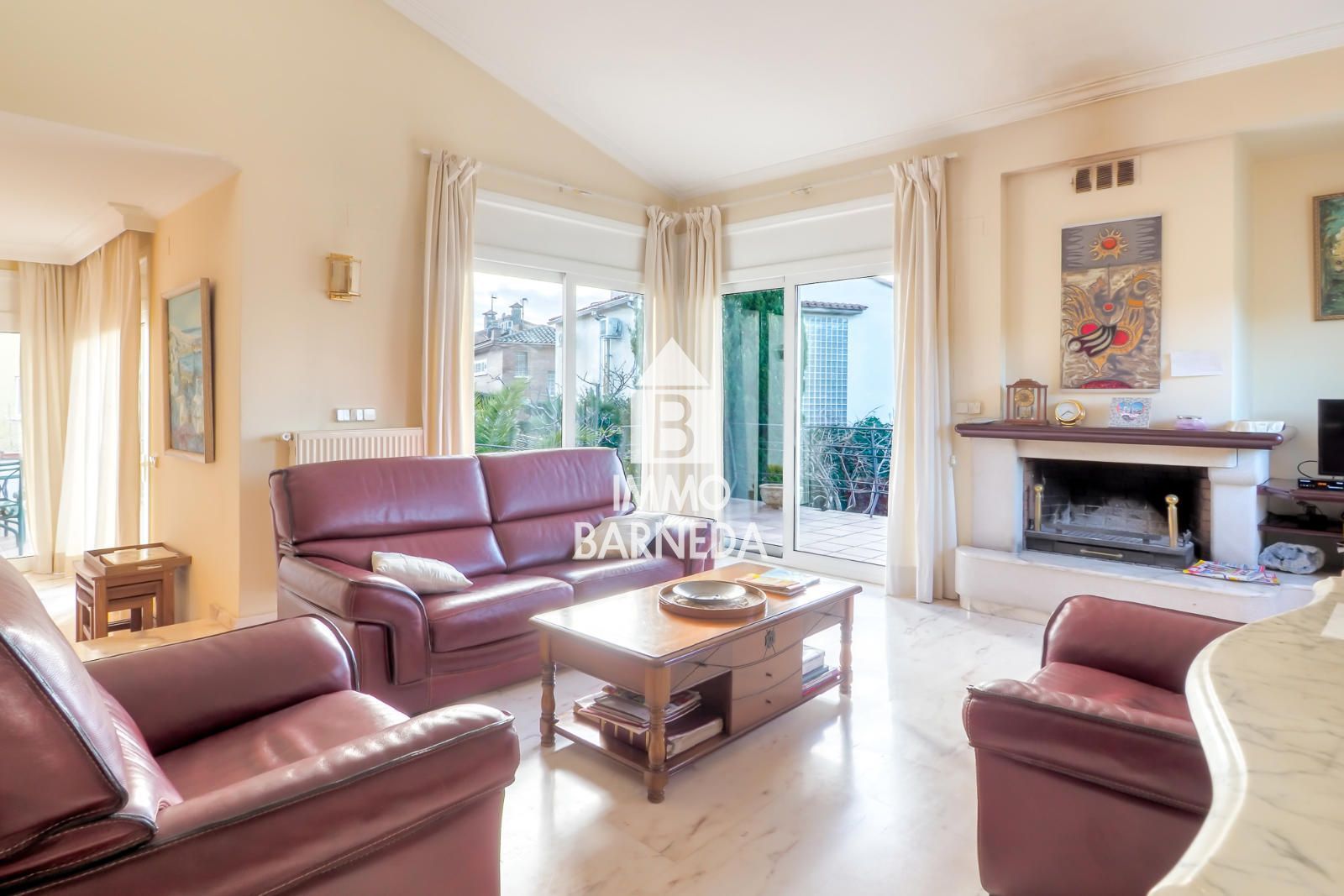 Maison spacieuse avec magnifique jardin dans un quartier résidentiel calme