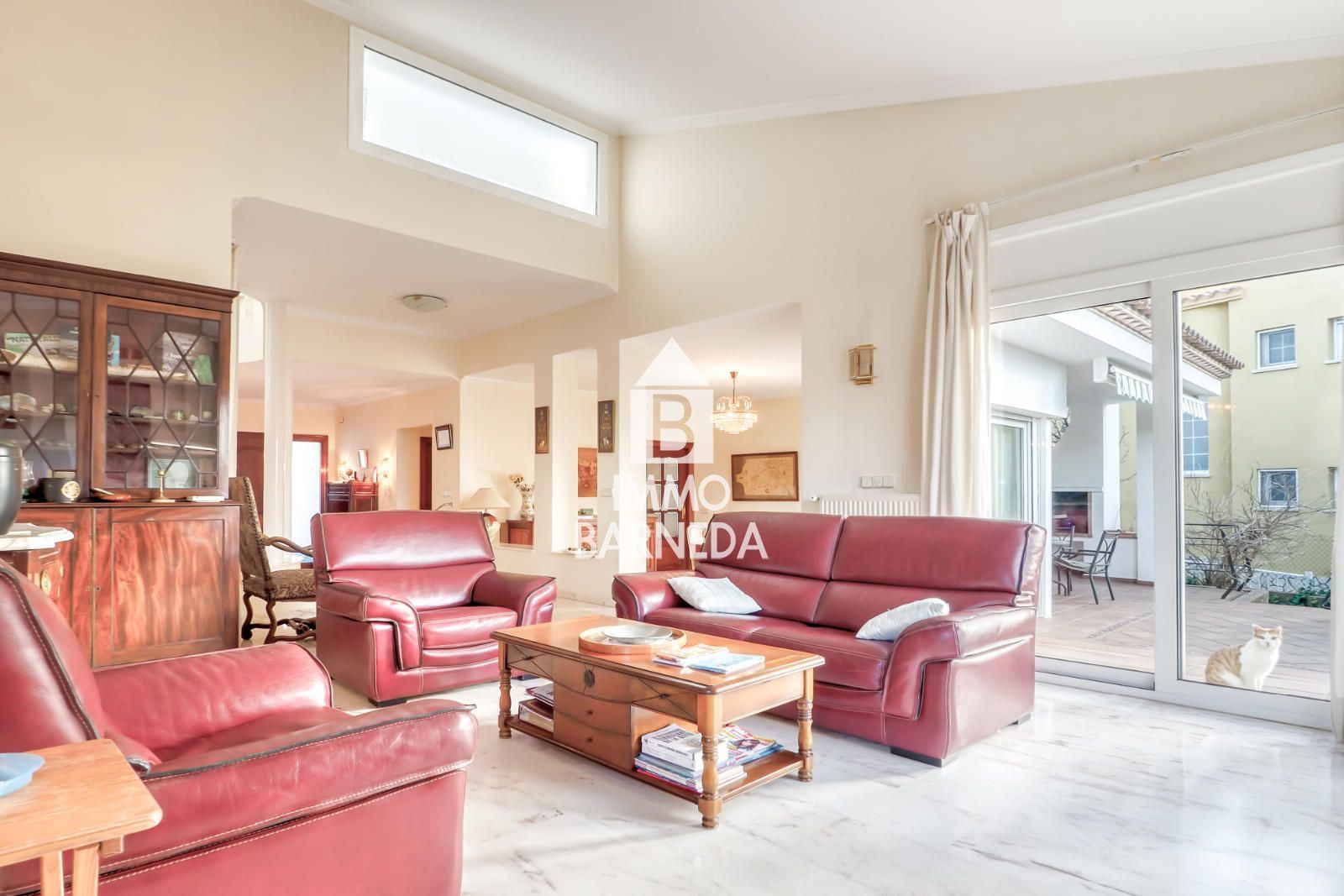 Maison spacieuse avec magnifique jardin dans un quartier résidentiel calme