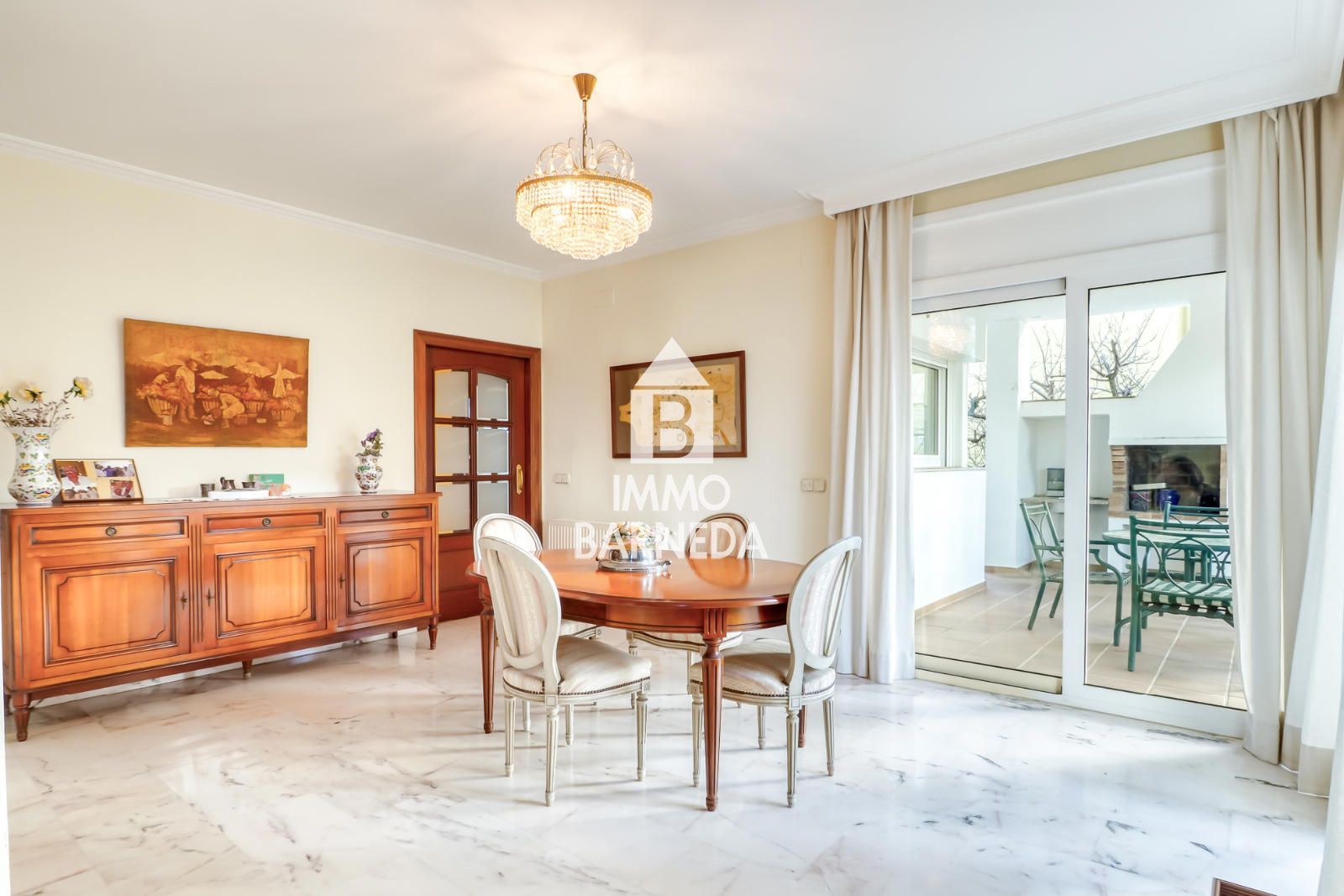 Maison spacieuse avec magnifique jardin dans un quartier résidentiel calme