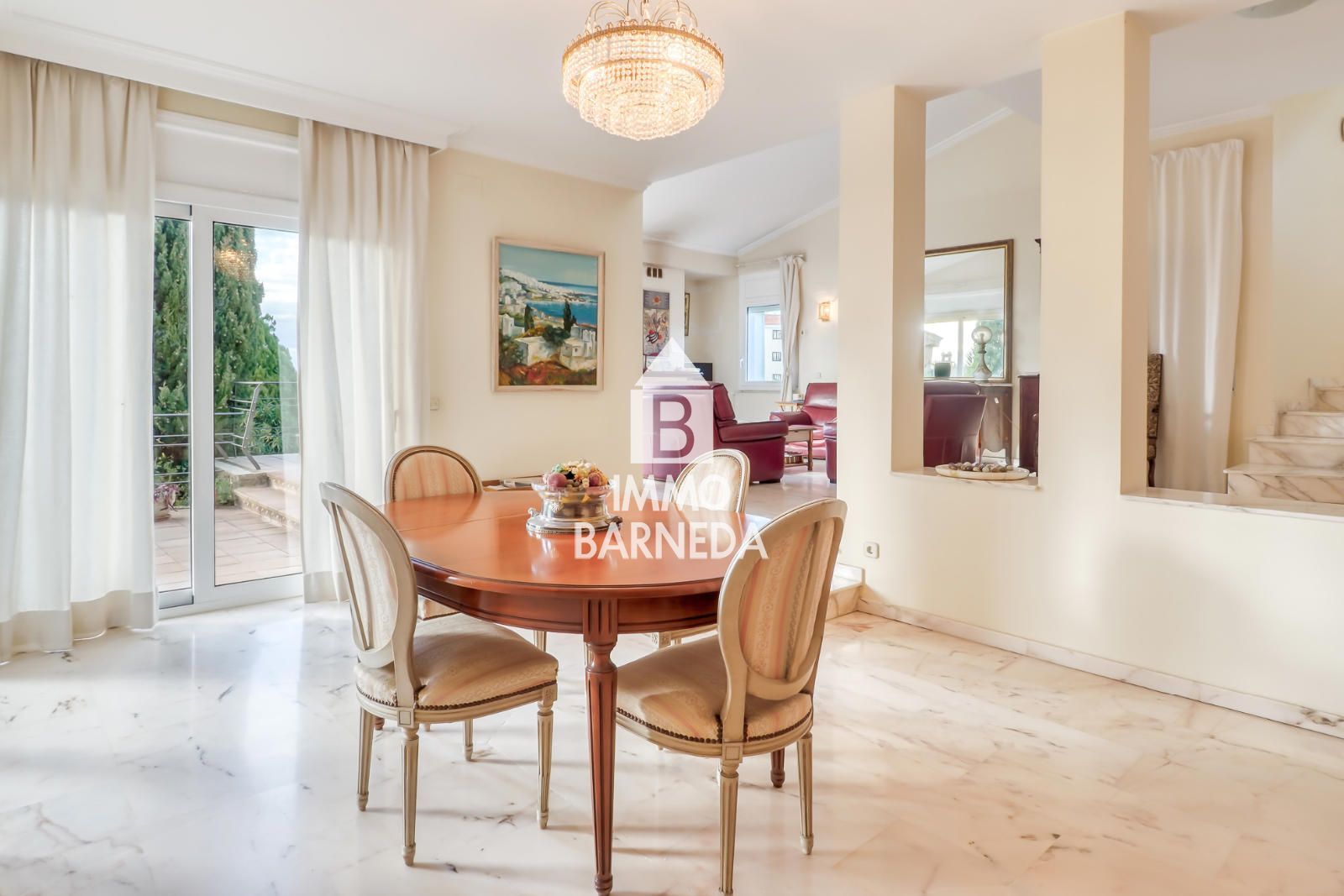 Maison spacieuse avec magnifique jardin dans un quartier résidentiel calme