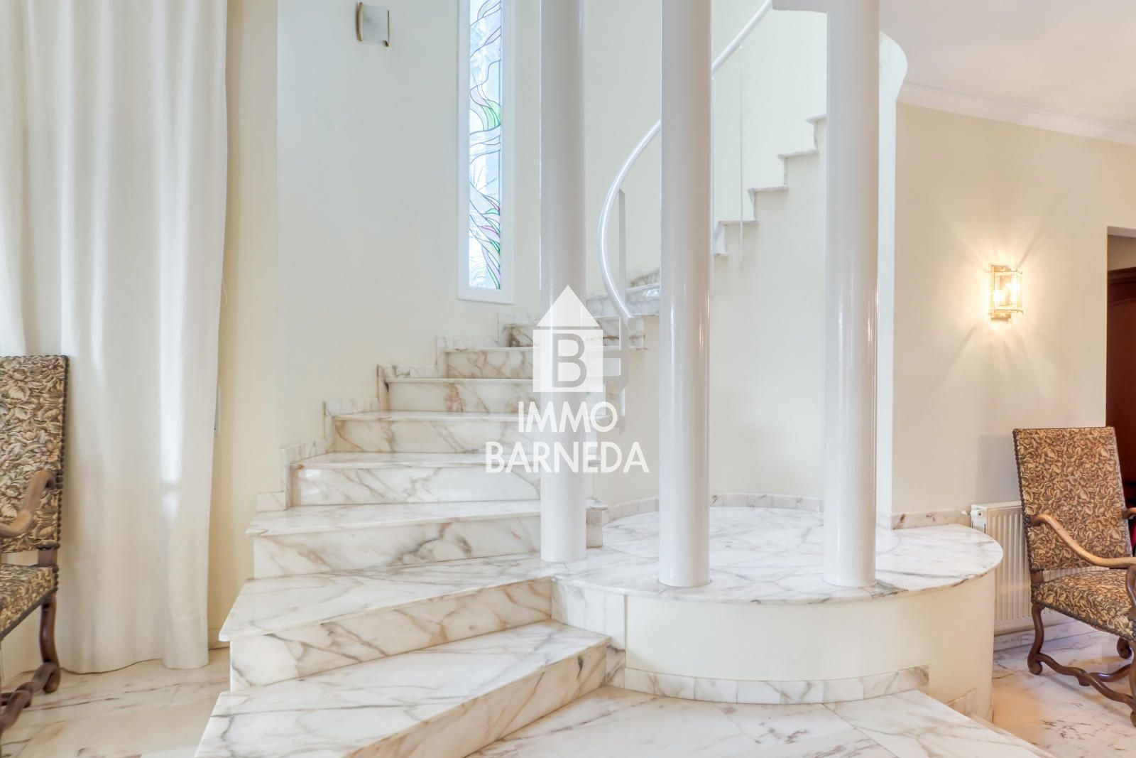 Maison spacieuse avec magnifique jardin dans un quartier résidentiel calme