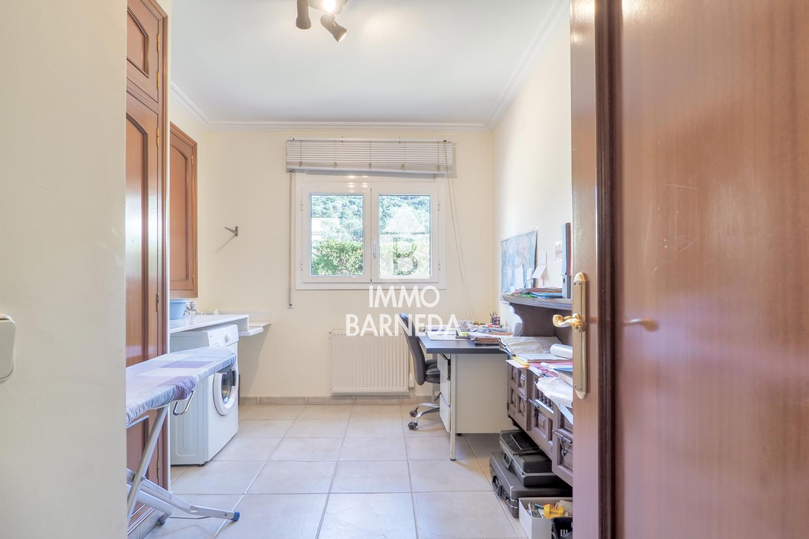 Maison spacieuse avec magnifique jardin dans un quartier résidentiel calme