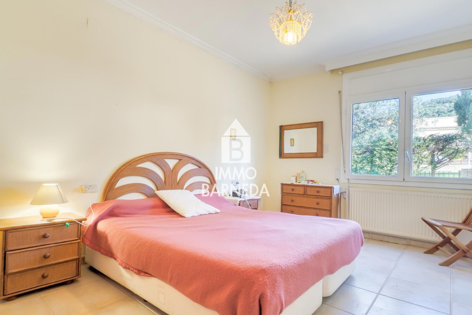 Maison spacieuse avec magnifique jardin dans un quartier résidentiel calme