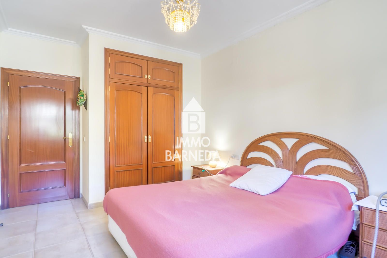 Maison spacieuse avec magnifique jardin dans un quartier résidentiel calme