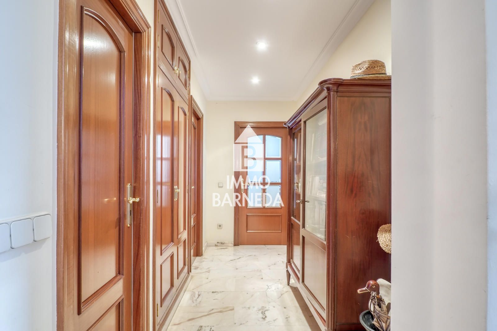 Maison spacieuse avec magnifique jardin dans un quartier résidentiel calme